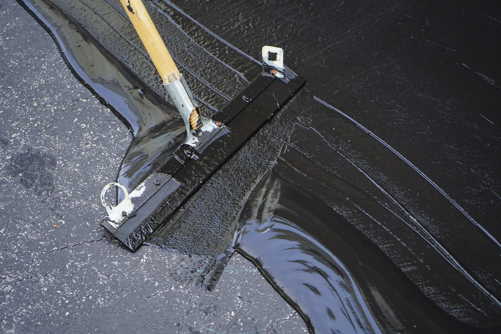Man,Sealing,Asphalt,Driveway/sealcoating,Selective,Focus