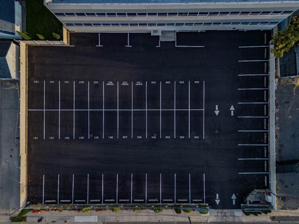 Top,Down,Shot,,Directly,Over,An,Empty,Office,Building,Paved