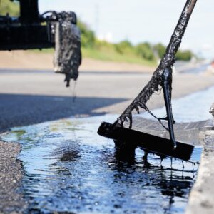 Spreading,Liquid,Hot,Bitumen,For,Water-seal,Coating,At,Edge,Of