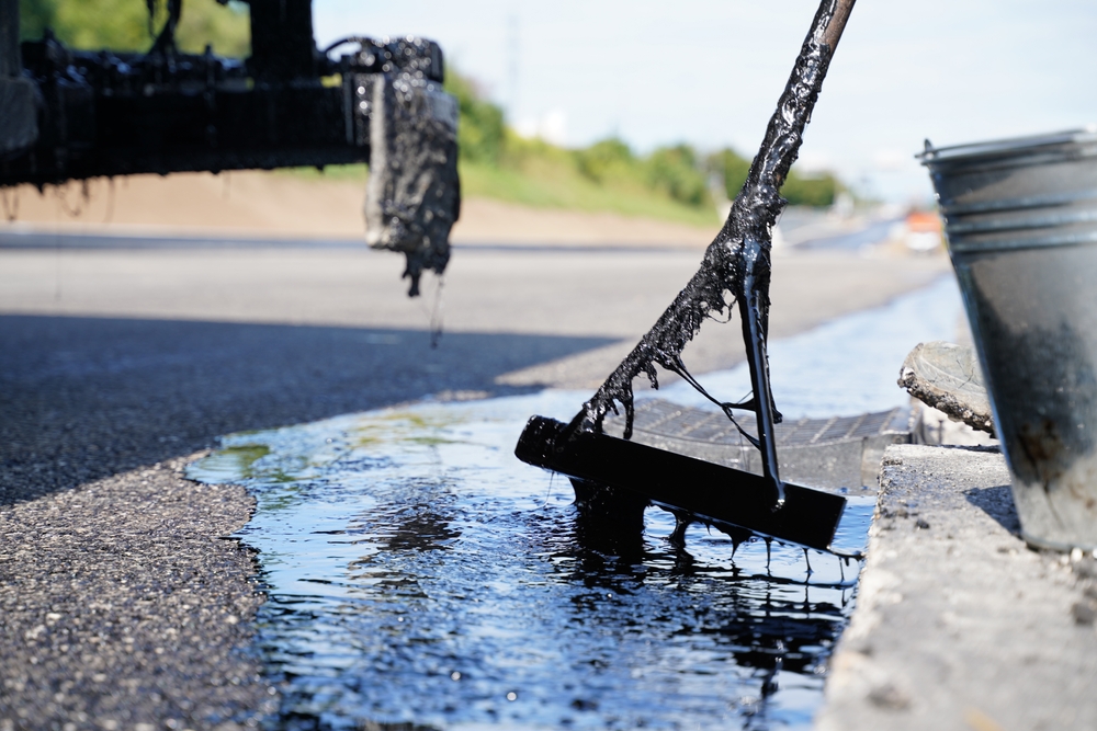 Spreading,Liquid,Hot,Bitumen,For,Water-seal,Coating,At,Edge,Of