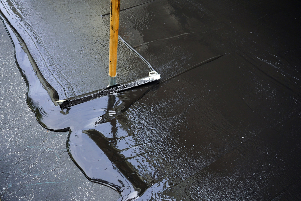 Man,Sealing,Asphalt,Driveway/sealcoating,Selective,Focus